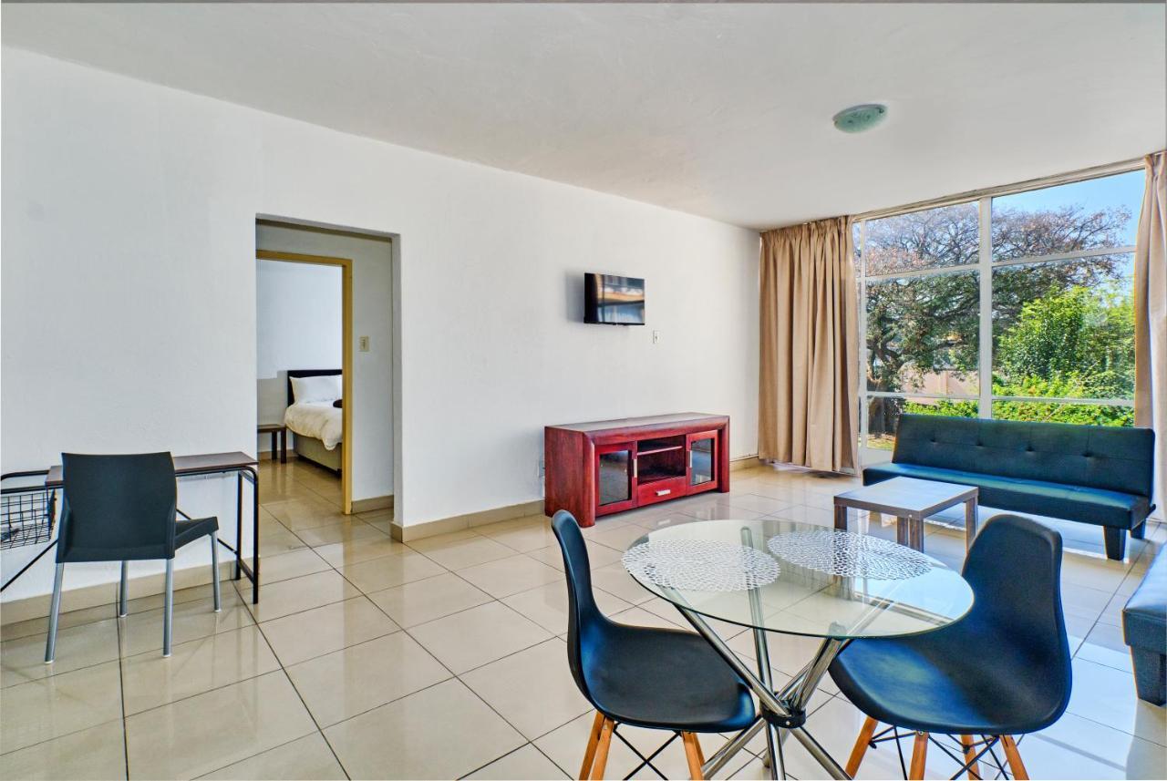 Inn & Out Sandton Park Йоханнесбург Экстерьер фото